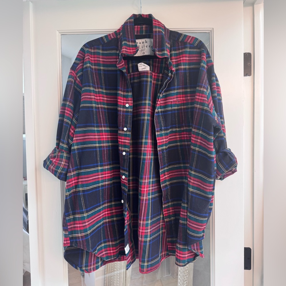 Frank & Eileen MACKENZIE
One-Size Button-Up Shirt